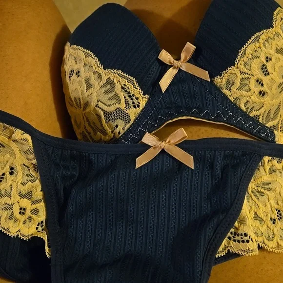 Elegant Cream and Blue Lace Lingerie Set - Picture 5 of 7